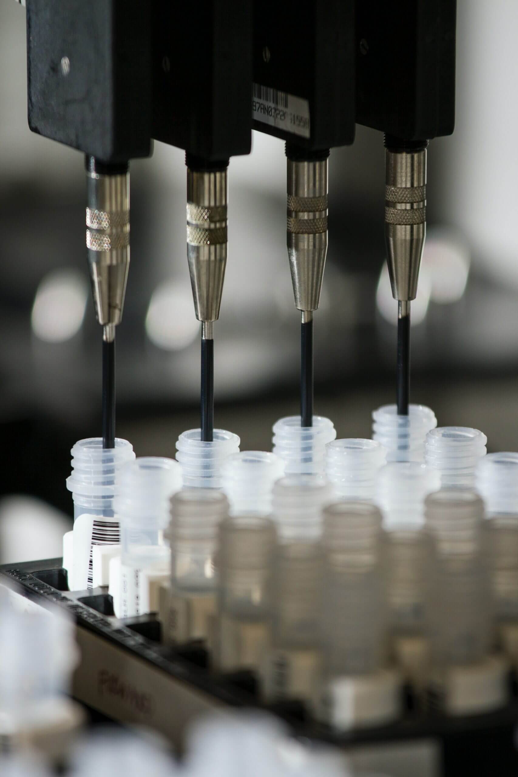 Laboratory automatic pipette machine aliquoting diagnostic samples